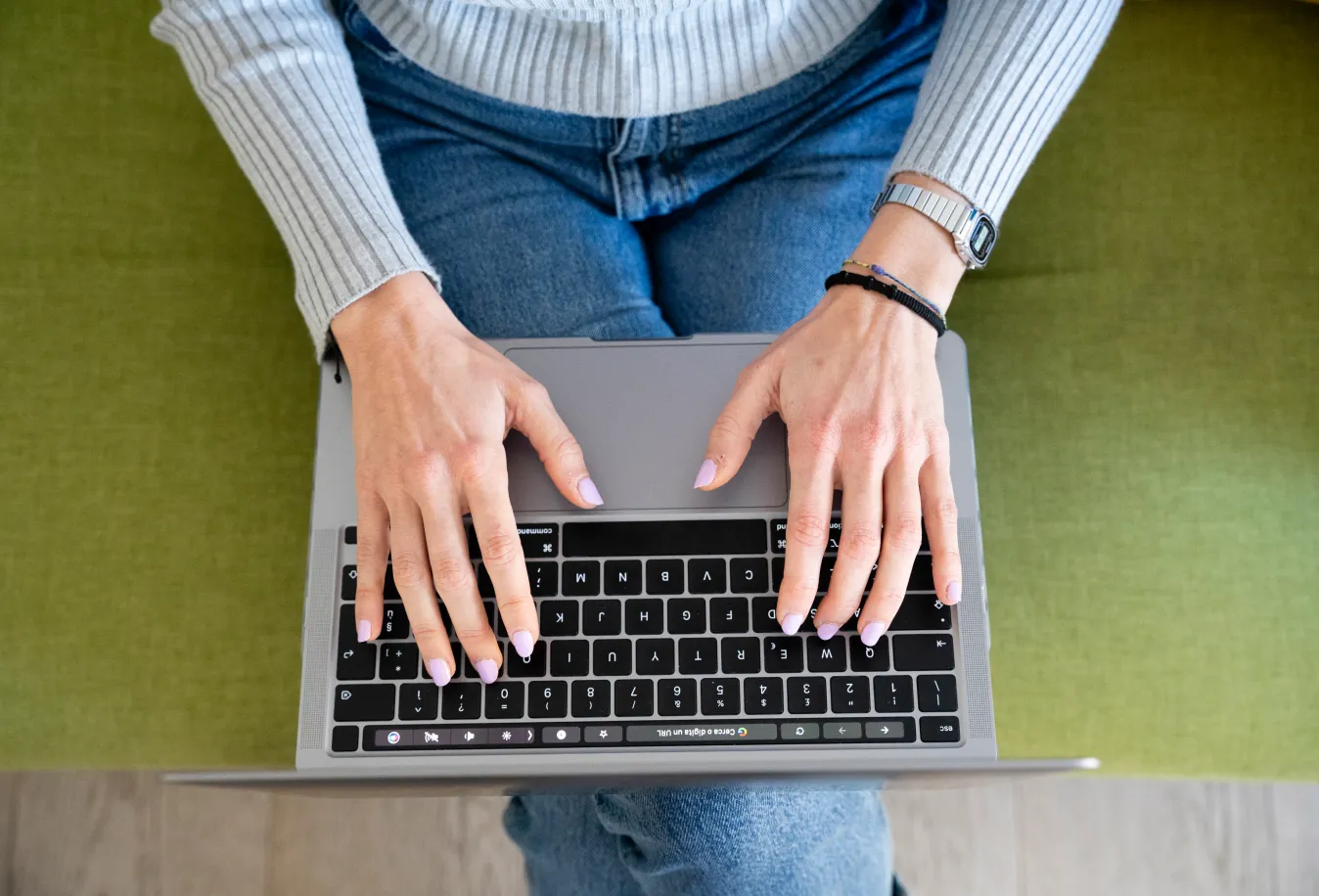 immagine di una ragazza che digita sulla tastiera di un portatile